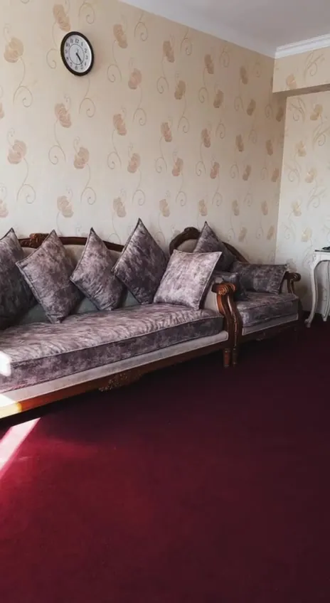 Шипажай бөлмелерінің біріндегі қонақ бөлме